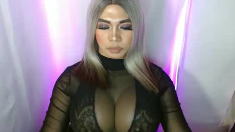 Snapshot of 11inchsinglecious chatting on 01.22.25 HUGECOCK online show from 01.22.25