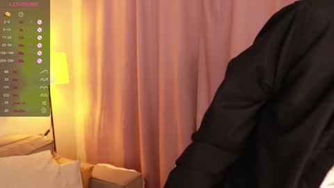 Snapshot of 17ths chatting on 11.17.25 Leksi online show from 11.17.25