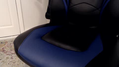 i erupt if you suck ur nipples 4 me and look at the camera while watching me online show from 01.30.25