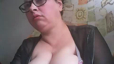 Snapshot of 1deluxepussy chatting on 10.28.25 Deluxepussy online show from 10.28.25