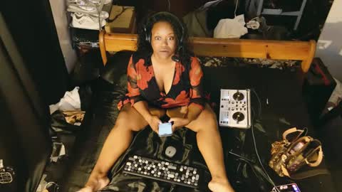 Lillycakes online show from 02.19.25