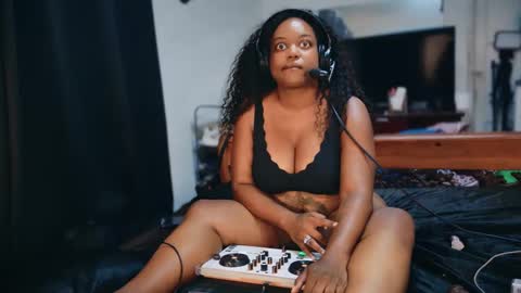 Lillycakes online show from 09.14.25