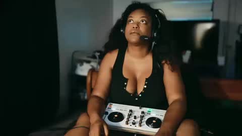 Lillycakes online show from 10.10.25