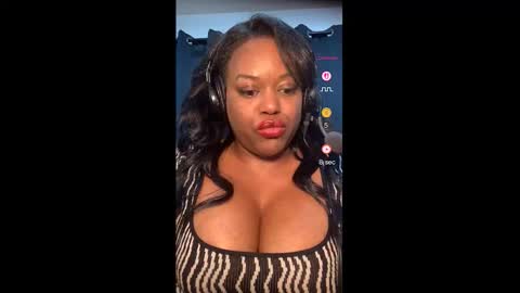 Snapshot of 1lookurhooked chatting on 02.16.26 Lillycakes online show from 02.16.26