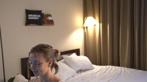 Elley  online show from 09.17.25