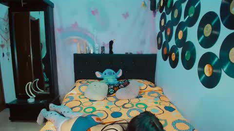 Snapshot of 2girls__dream chatting on 11.13.25 samantha sharon online show from 11.13.25