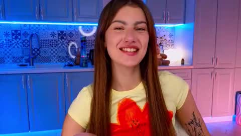 Snapshot of _a_n_n_y_ chatting on 10.08.25 Willow online show from 10.08.25