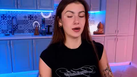 Snapshot of _a_n_n_y_ chatting on 10.09.25 Willow online show from 10.09.25