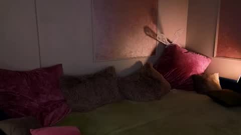 Snapshot of _a_n_n_y_ chatting on 10.16.25 Willow online show from 10.16.25