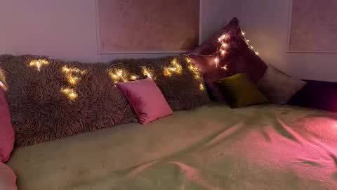 Snapshot of _a_n_n_y_ chatting on 11.12.25 Willow online show from 11.12.25