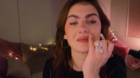 Snapshot of _a_n_n_y_ chatting on 11.25.25 Willow online show from 11.25.25