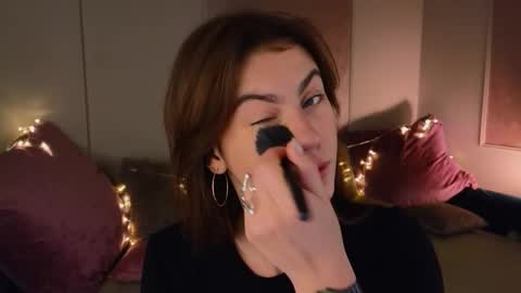 Snapshot of _a_n_n_y_ chatting on 11.28.25 Willow online show from 11.28.25