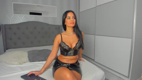 Snapshot of _adelle chatting on 12.04.24 Adelle online show from 12.04.24