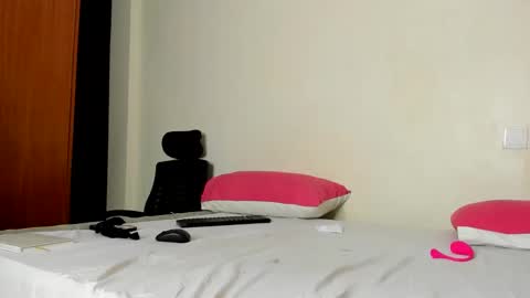 Ariah independent model online show from 09.16.25