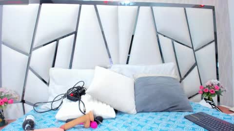 Snapshot of _aurora18 chatting on 09.19.25 Aura online show from 09.19.25