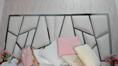 Snapshot of _aurora18 chatting on 10.25.25 Aura online show from 10.25.25