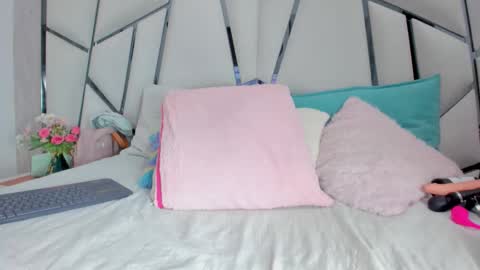 Snapshot of _aurora18 chatting on 11.13.25 Aura online show from 11.13.25