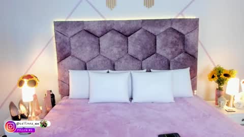 Snapshot of _aurora_collins_ chatting on 10.27.25 _aurora_collins_ online show from 10.27.25