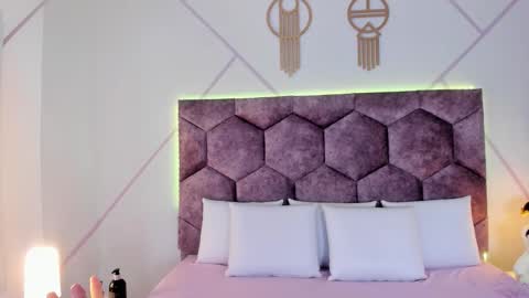 Snapshot of _aurora_collins_ chatting on 10.30.25 _aurora_collins_ online show from 10.30.25