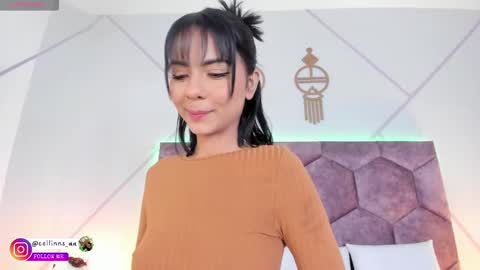 Snapshot of _aurora_collins_ chatting on 11.19.25 _aurora_collins_ online show from 11.19.25