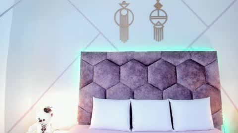 Snapshot of _aurora_collins_ chatting on 11.22.25 _aurora_collins_ online show from 11.22.25