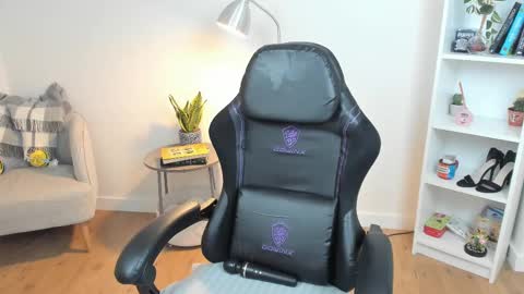 Bella Evans online show from 03.10.25