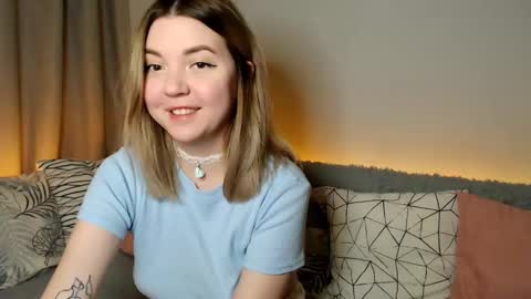 Snapshot of _blonde_barbie_ chatting on 11.22.25 Elizabeth online show from 11.22.25