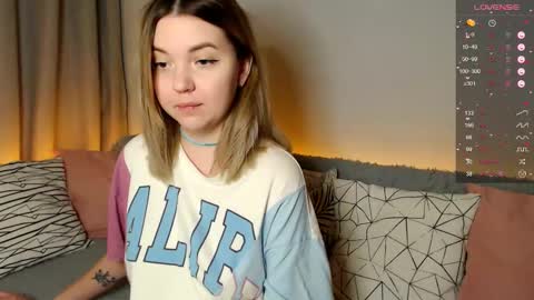Snapshot of _blonde_barbie_ chatting on 11.24.25 Elizabeth online show from 11.24.25
