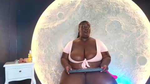 Snapshot of _carolinagomez chatting on 10.09.25 Caro. online show from 10.09.25