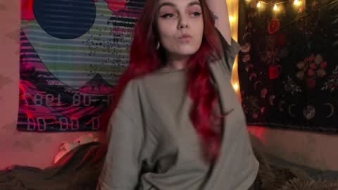 Snapshot of _caroline_coy chatting on 01.12.25 Caroline online show from 01.12.25