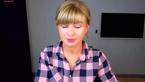 Snapshot of _comefeelme_ chatting on 10.08.25 D online show from 10.08.25