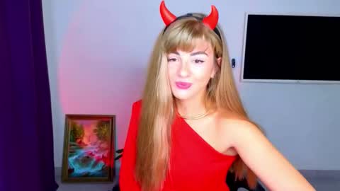 Snapshot of _comefeelme_ chatting on 10.31.25 D online show from 10.31.25