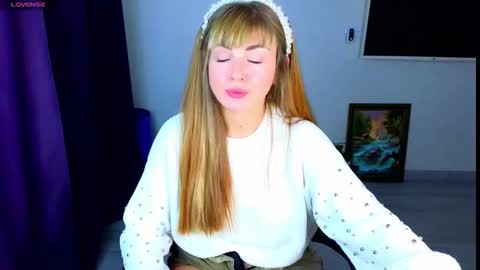 Snapshot of _comefeelme_ chatting on 11.17.25 D online show from 11.17.25