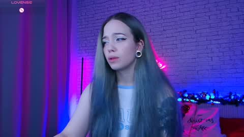 Snapshot of _crazybee_ chatting on 12.27.24 Nica online show from 12.27.24