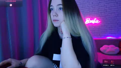 Snapshot of _crazybee_ chatting on 09.19.25 Nica online show from 09.19.25