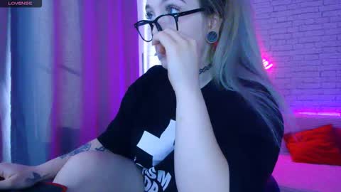 Snapshot of _crazybee_ chatting on 10.25.25 Nica online show from 10.25.25