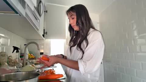 Snapshot of _elena_barra chatting on 10.01.25 elena barra online show from 10.01.25