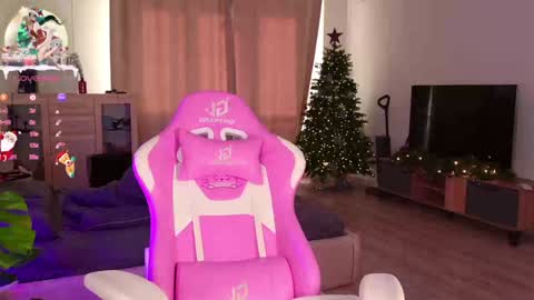 Snapshot of _enternity_ chatting on 12.15.24 Mia online show from 12.15.24