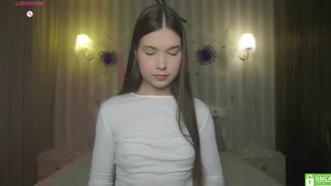 Snapshot of _eva_lee chatting on 11.06.25 Alice online show from 11.06.25