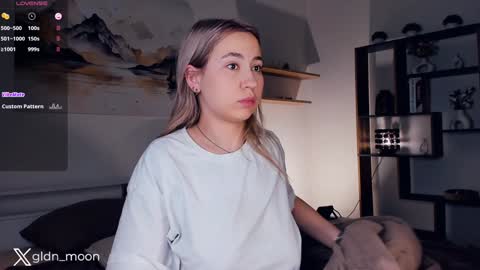 Snapshot of _golden_moon_ chatting on 01.16.25 Rina online show from 01.16.25