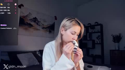 Snapshot of _golden_moon_ chatting on 02.15.25 Rina online show from 02.15.25