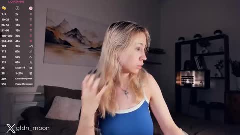 Snapshot of _golden_moon_ chatting on 02.19.25 Rina online show from 02.19.25