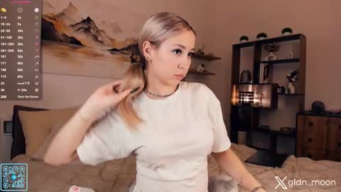 Snapshot of _golden_moon_ chatting on 10.18.25 Rina online show from 10.18.25