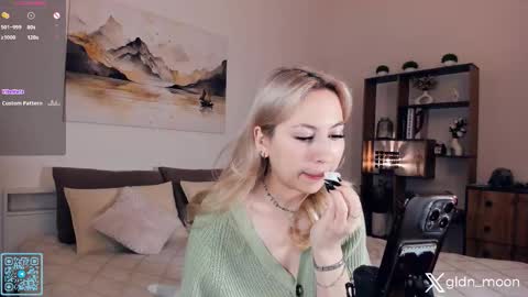 Snapshot of _golden_moon_ chatting on 10.25.25 Rina online show from 10.25.25