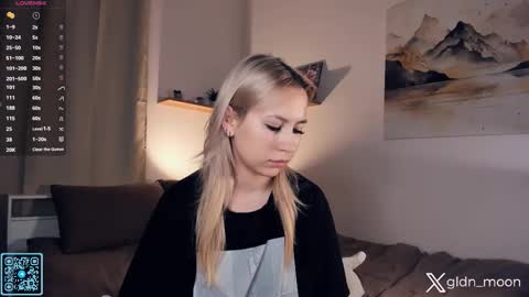Snapshot of _golden_moon_ chatting on 11.01.25 Rina online show from 11.01.25
