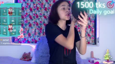 Snapshot of _gwen__ chatting on 12.28.24 Gwen online show from 12.28.24