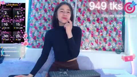 Snapshot of _gwen__ chatting on 02.19.25 Gwen online show from 02.19.25