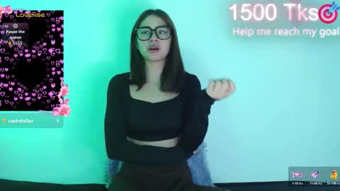 Snapshot of _gwen__ chatting on 09.10.25 Gwen online show from 09.10.25