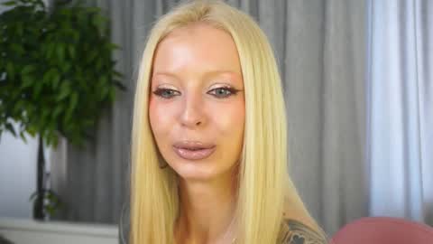 Snapshot of _honeymoney chatting on 03.04.26 Lana online show from 03.04.26