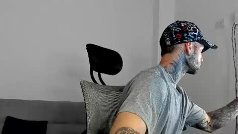 Snapshot of _jamesleandros chatting on 07.25.26 jeison online show from 07.25.26